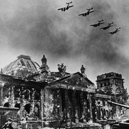 Flugzeuge über dem Reichstagsgebäude in Berlin im Jahr 1945