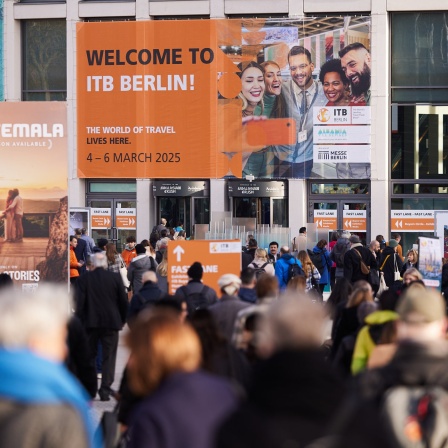 Besucherinnen und Besucher der Internationalen Tourismus-Börse ITB25 in Berlin