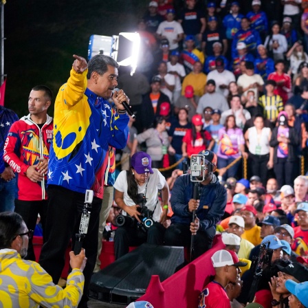 Präsident Nicolas Maduro spricht zu Anhängern, die sich vor dem Präsidentenpalast Miraflores versammelt haben, nachdem die Wahlbehörden ihn zum Sieger der Präsidentschaftswahlen erklärt haben.