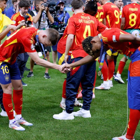 Yamal Lamine und Dani Olmo feiern den spanischen EM-Sieg gegen England