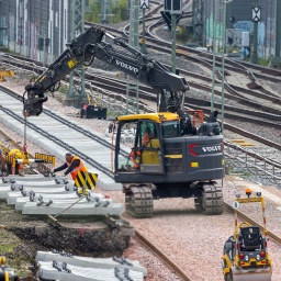 Arbeiter auf einer Baustelle arbeiten an den Schienen
