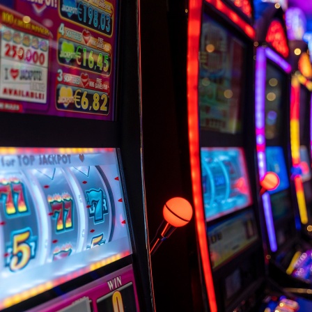 Leuchtende Spielautomaten in einem Casino. Glücksspiel © picture alliance / CHROMORANGE | Michael Bihlmayer 