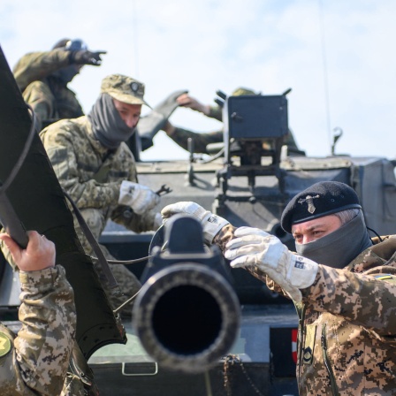 Ukrainische Soldaten arbeiten im Rahmen ihrer Ausbildung an der Panzerkanone eines Kampfpanzers vom Typ Leopard 1.