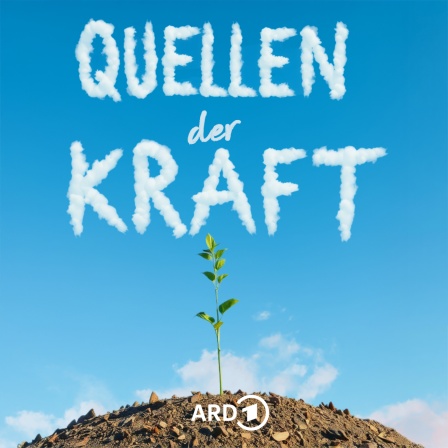 Wolken bilden die Buchstaben des Schriftzugs "Quellen der Kraft" vor blauem Himmel. Am unteren Rand ist ein Steinhügel zu sehen aus dem eine Pflanze sprießt.