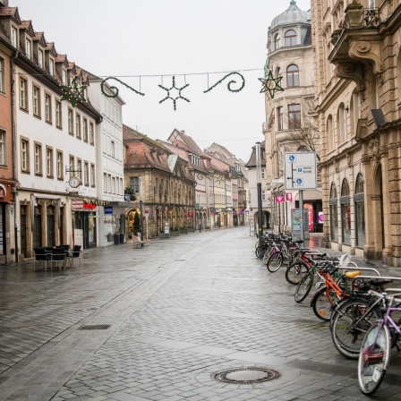 Bamberg, Deutschland 13. Dezember 2020: Geschlossene Geschäfte und leere Fußgängerzone in Bamberg,.