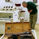 Ein Besucher der neuen medizinhistorischen Sammlung des Fachkrankenhauses Vogelsang bei Gommern