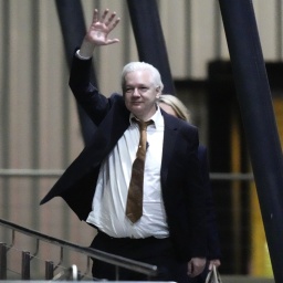 WikiLeaks-Gründer Julian Assange winkt nach der Landung auf dem RAAF-Luftwaffenstützpunkt Fairbairn in Canberra. 