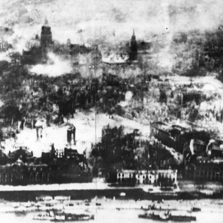 Luftaufnahme zeigt Rauchschwaden über Dresden