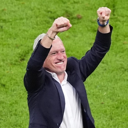 Frankreichs Trainer Didier Deschamps feiert nach dem Halbfinaleinzug