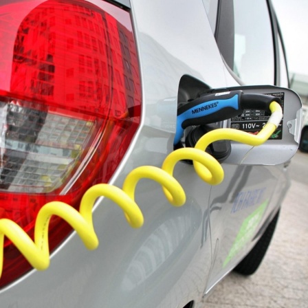 Ein Elektroauto wird aufgeladen