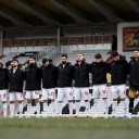 Die iranische Fußball-Nationalmannschaft drückt ihren Protest gegen das Regime in schwarzen Trainingsjacken bei der Nationalhymne aus. 