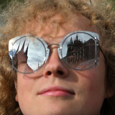 Der Erfurter Dom spiegelt sich in einer Sonnenbrille während des 103. Deutschen Katholikentags in Erfurt.