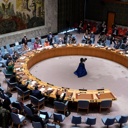 Blick in den Saal während der Sicherheitsrat der Vereinten Nationen über die Abhaltung einer Sitzung abstimmt.