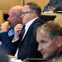 Thomas L. Kemmerich (FDP), Mario Voigt (CDU-Fraktionsvorsitzender) und Bjoern Hoecke (AfD-Fraktionsvorsitzender) kurz vor der Abstimmung fuer das Gesetz zur Senkung der Grunderwerbssteuer.