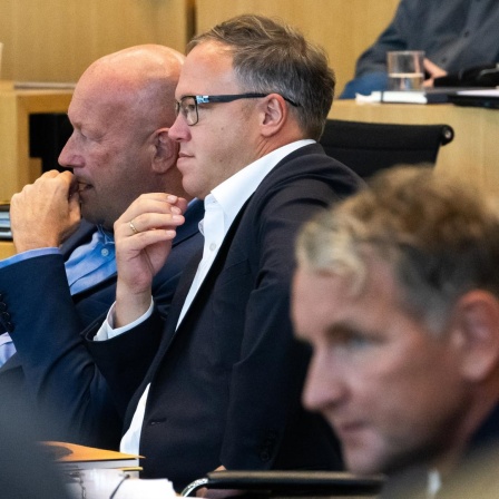 Thomas L. Kemmerich (FDP), Mario Voigt (CDU-Fraktionsvorsitzender) und Bjoern Hoecke (AfD-Fraktionsvorsitzender) kurz vor der Abstimmung fuer das Gesetz zur Senkung der Grunderwerbssteuer.