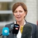 Yvonne Gebauer, Ministerin für Schule und Bildung des Landes Nordrhein-Westfalen (FDP), spricht bei einem Besuch der Internationalen Klasse der Max-Ernst-Gesamtschule