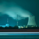 Ein Kernkraftwerk in der Dunkelheit