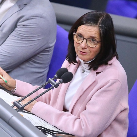 Katrin Göring-Eckardt (Grüne) bei der Leitung einer Bundestagssitzung in Berlin (Bild: picture alliance/dts-Agentur)