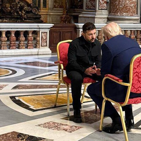 Der ukrainische Präsident Wolodomir Selenskij und der us-amerikanische Präsident Donald Trump bei einem Gespräch im Vatikan, währen der Beerdigung von Papst Franziskus.