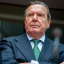 Gerhard Schröder (SPD), ehemaliger Bundeskanzler, wartet auf den Beginn der Anhörung im Wirtschaftsausschuss des Bundestags zum Pipeline-Projekt Nord Stream 2 im Sitzungssaal.