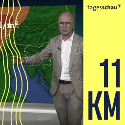 Der Wettermoderator Karsten Schwanke zeigt an einer Wetterkarte die Vorhersage. 