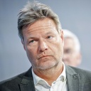 Ein Porträtbild zeigt Robert Habeck (Bündnis 90/Die Grünen), Bundesminister für Wirtschaft und Klimaschutz, bei einer Pressekonferenz.