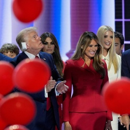 Familie des Präsidentschaftskandidaten und ehemaligen US-Präsidenten Donald Trump auf der Bühne