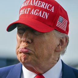 US-Präsident Donald Trump mit Baseball Cap "Make Amerika Great again"