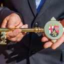 Ein Mann hält den symbolischen Schlüssel zum Deutschhaus, dem Sitz des Landtags in Rheinland-Pfalz.