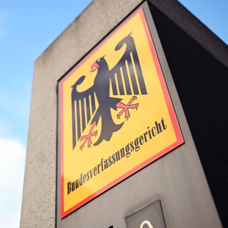 Ein Hinweisschild mit Bundesadler und dem Schriftzug Bundesverfassungsgericht.