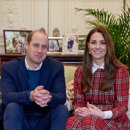 Prinz William, Herzog von Cambridge, und seine Frau Kate, Herzogin von Cambridge, lächeln anlässlich einer Videobotschaft an die Mitarbeiter des NHS Tayside Krankenhauses