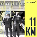 Bei Durchsuchungen einer Eisdiele in der Französische Straße in Saarlouis, stellen drei Polizeibeamte Beweismittel fest. 