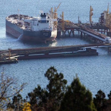 Tanker liegt in einem Hafen in Noworossijsk