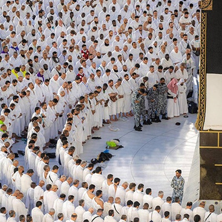 Menschen vor der Kaaba in Mekka