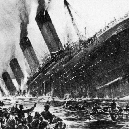 Künstlerische Darstellung des Untergangs der Titanic - das Schiff ist zur Hälfte im Meer versunken, daneben Rettungsboote mit Menschen