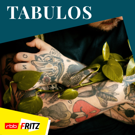 Ein Bild des Podcasts "Tabulos" ist zu sehen. Tattoowierte Männerarme und eine Efeuranke. (Quelle Fritz | Lilly Extra) 