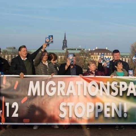 Mitglieder der Meißener AfD demonstrieren gegen den Migrationspakt der UN.