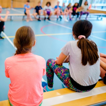 Kinder in einer Turnhalle