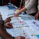 Menschen prüfen Stimmzette der Türkei-Wahl