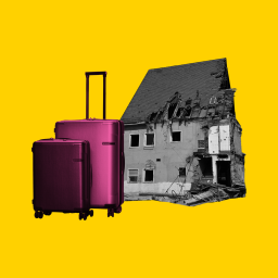 Zwei Rollkoffer und ein stark beschädigtes Haus vor einem gelben Hintergrund