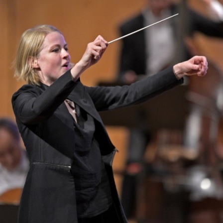 Dirigentin Ruth Reinhardt dirigiert das Deutsche Kammerphilharmonie Bremen.