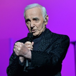 Charles Aznavour ist eine Legende des französischen Chanson, deine Lieder sind bis heute populär.