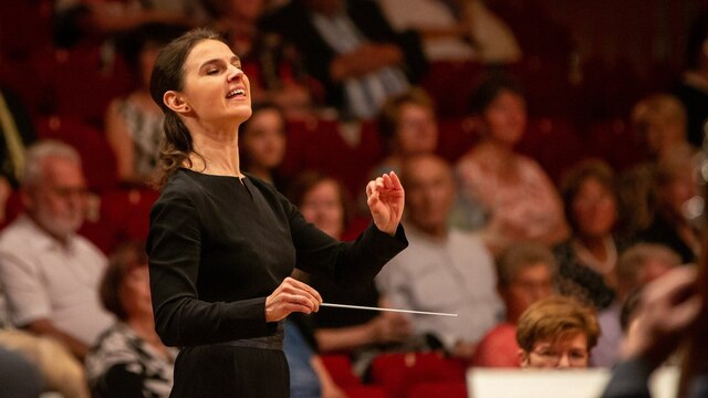 Dirigentin Oksana Lyniv beim Abschlusskonzert des MDR-Musiksommers in Suhl
