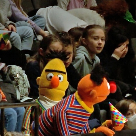 Screenshot: Ernie und Bert von der Sesamstraße beim Konzert mit dem NDR Elbphilharmonie Orchester in der Elbphilharmonie. 