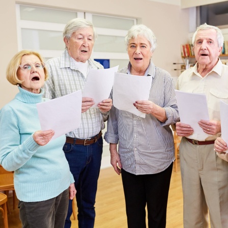Senioren vom Seniorenchor singen bei Chorprobe im Altersheim zusammen
