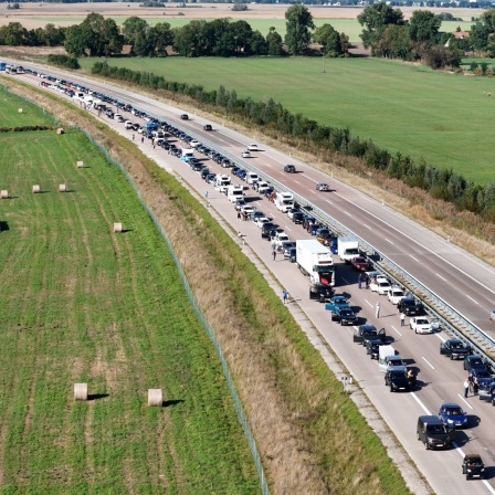 Der Verkehr staut sich auf der Autobahn 24