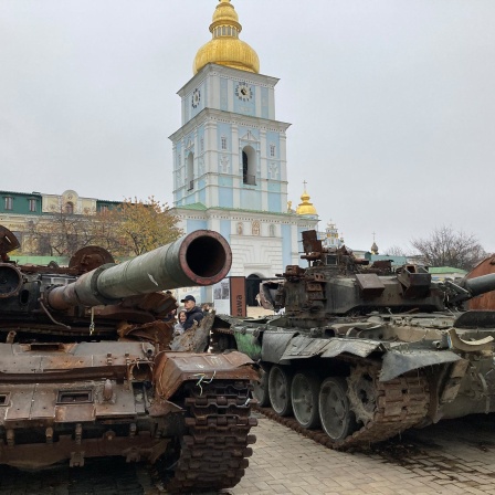 Panzer vor einer Kirche in der Ukraine.