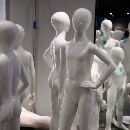 Schaufensterpuppen stehen in einem bereits leer geräumten Bereich im Luxuskaufhaus Galeries Lafayette an der Friedrichstraße in Berlin-Mitte.