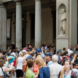 Touristen stehen vor den Uffizien, Florenz 22.07.2014