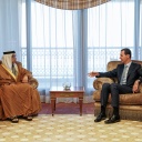 Scheich Mansour bin Zayed Al Nahyan (l), stellvertretenden Präsidenten und stellvertretenden Premierminister der Vereinigten Arabischen Emirate, im Gespräch mit Baschar al-Assad, Präsident von Syrien, am Rande des 32. Gipfel-Treffens der Arabischen Liga